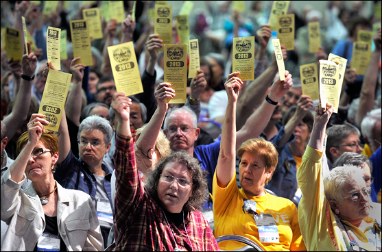 Attendees hold up Delegate voting cards at Plenary VII © 2013 Nancy Pierce/UUA