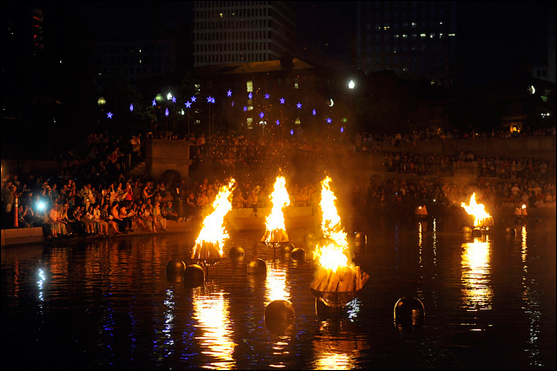 The UUA sponsored WaterFire Providence, a public art festival, as an opportunity to reach out in love, June 28.