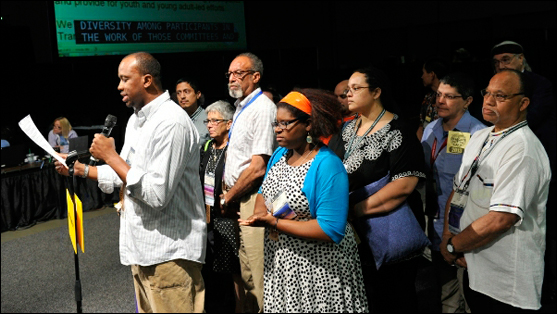 Members of the UU people of color organization DRUUMM introduced a responsive resolution at the end of the final plenary session June 23. (© Nancy Pierce)