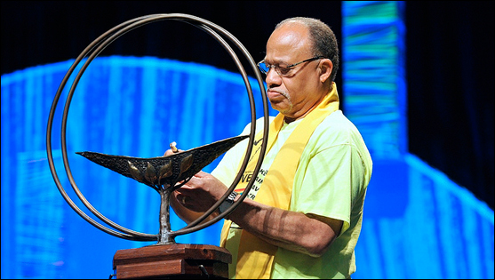 The Rev. Mel Hoover lit the chalice at the start of a General Assembly worship service Thursday, June 20. On Saturday, June 22, he received the UUA's Distinguished Service Award.