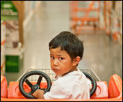 child in shopping cart (© Susaro/iStockphoto)